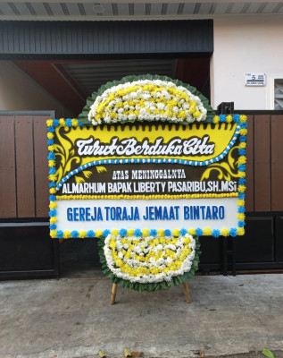 Papan Bunga Duka di Sitolu Ori